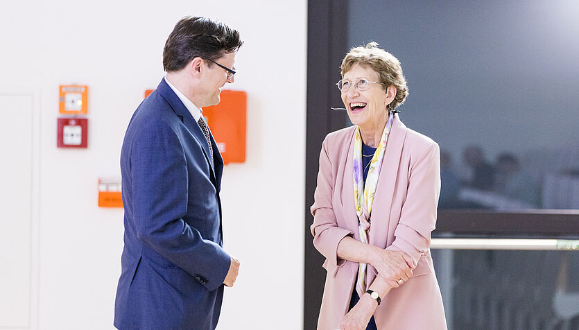 Vizerektor Tyran und Susan Gasser im Gespräch