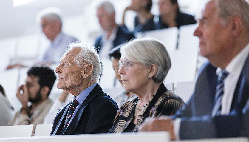 Das Publikum lauscht der Hans Tuppy-Lecture, am linken Bildrand Hans Tuppy