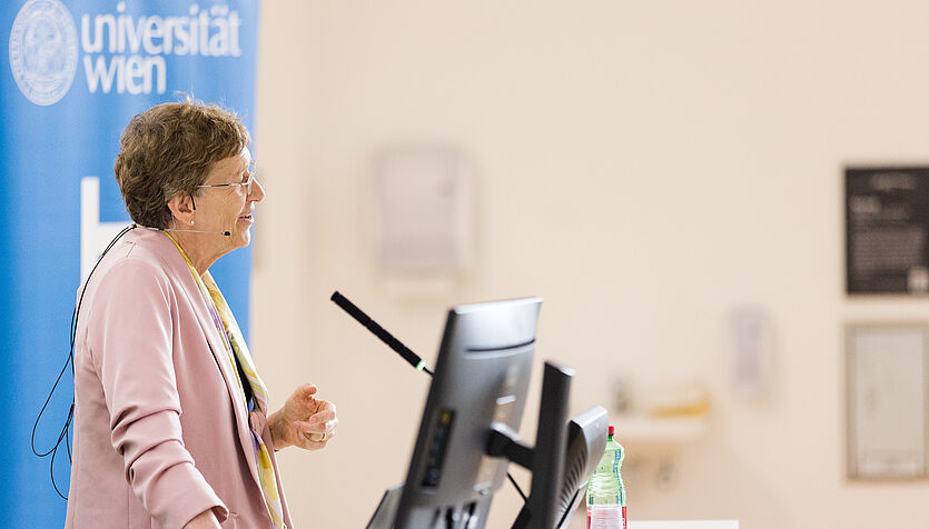 Susan Gasser am Podium, während sie die Hans Tuppy-Lecture hält